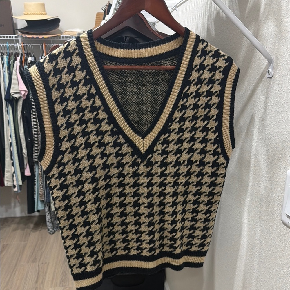 Houndstooth Knit V-Neck Sweater Vest in Black and Beige